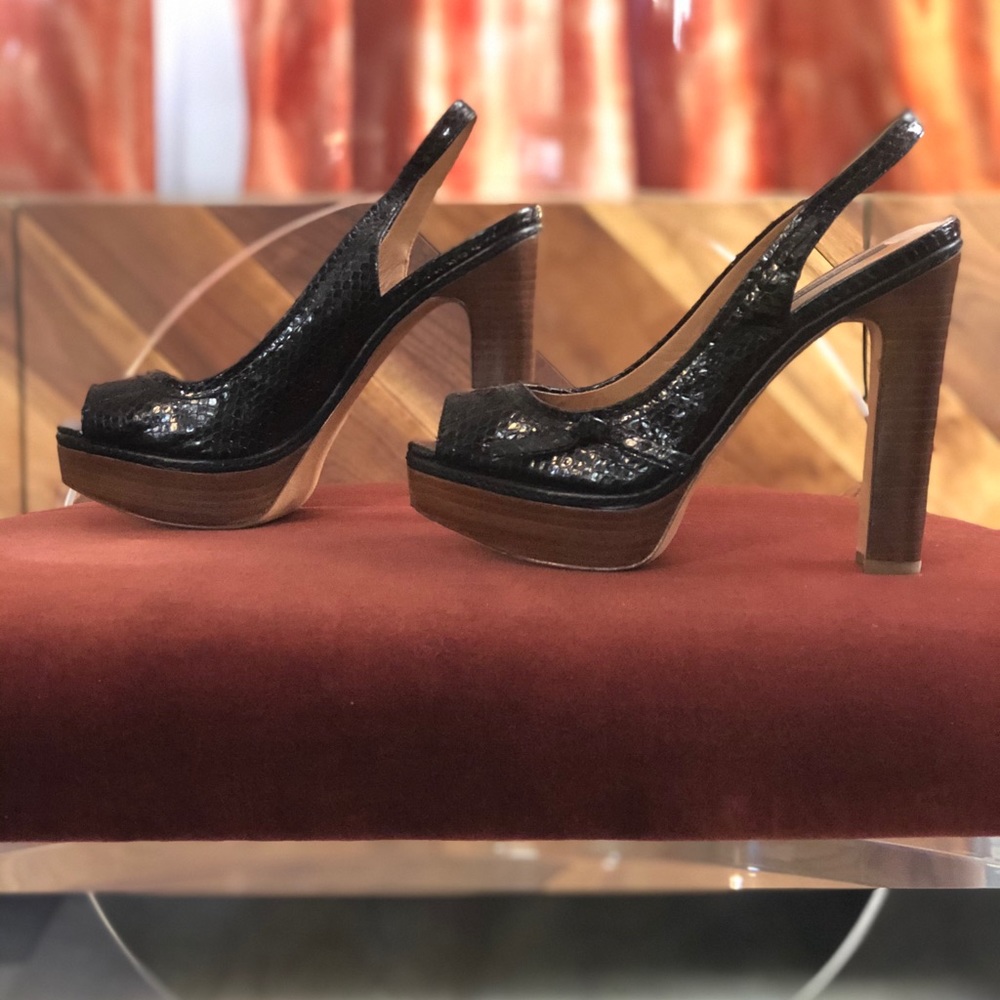 Snake skin textured leather Ann Taylor heels